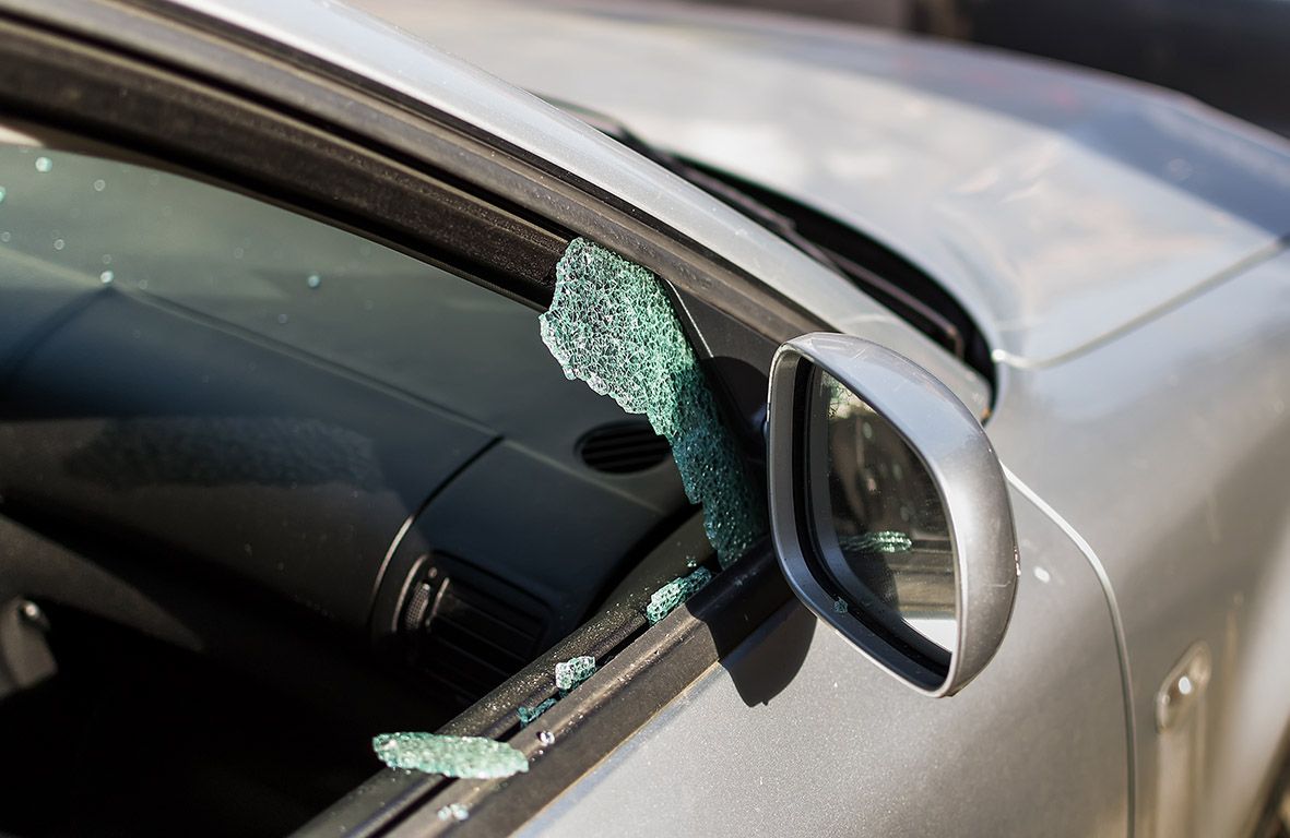 Kaskoschaden: Eingeschlagene Autofensterscheibe